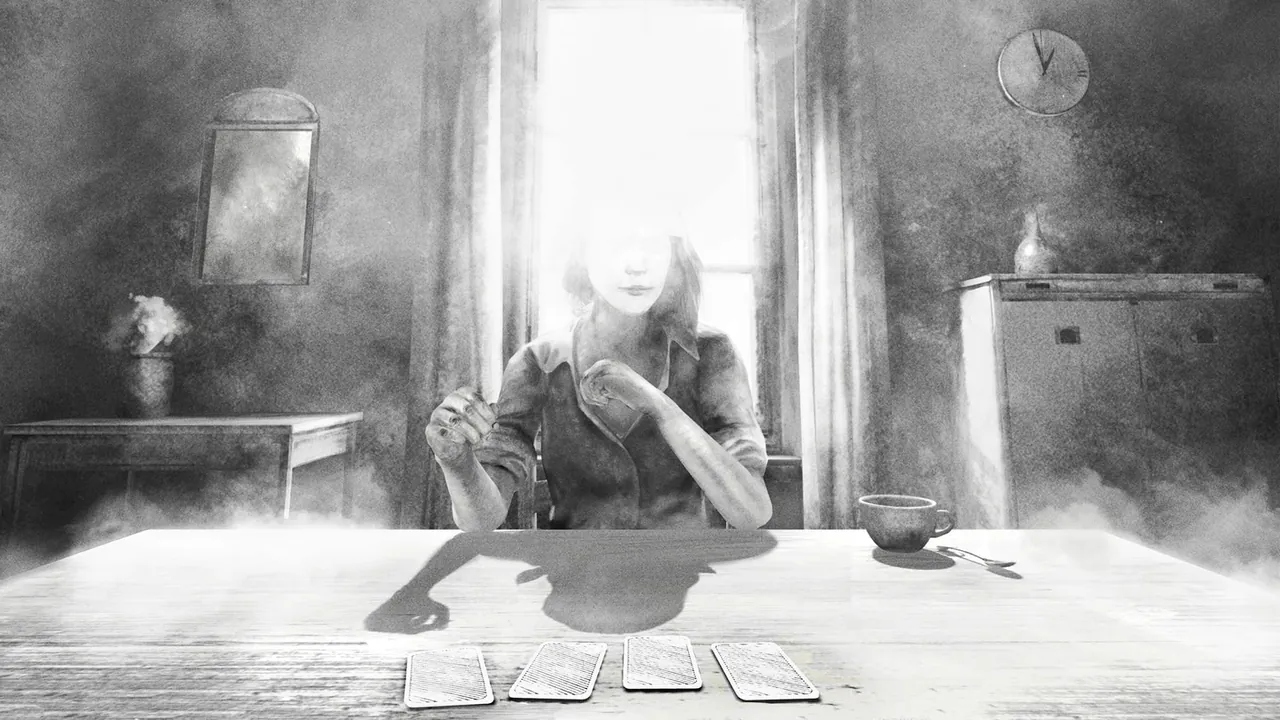 Une femme attablée devant des cartes retournées, dans un intérieur monochrome envahi de brume