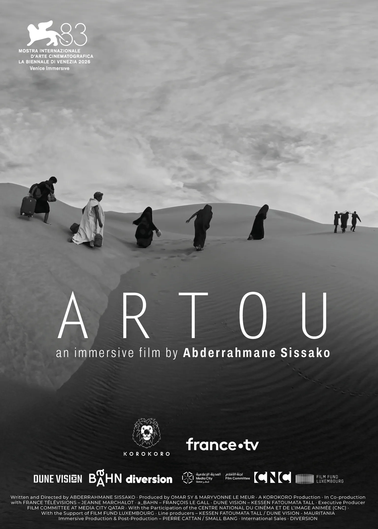 Affiche d'Artou : une famille traverse une dune de sable, en noir et blanc