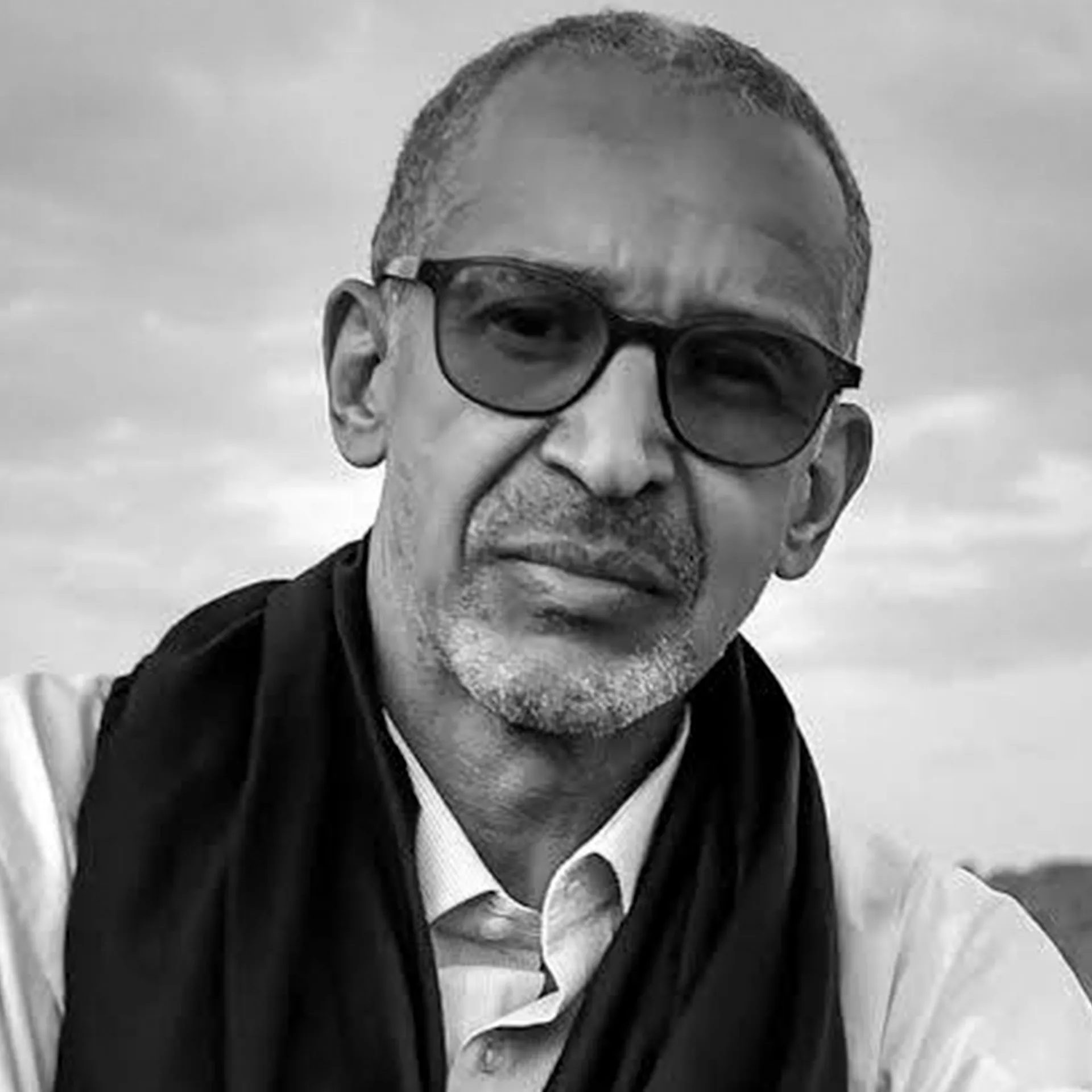 Portrait d'Abderrahmane Sissako, en noir et blanc