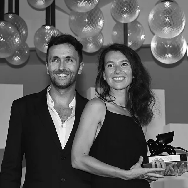 Portrait d'Ilan J. Cohen et Marion Burger, tenant le Lion de Venise
