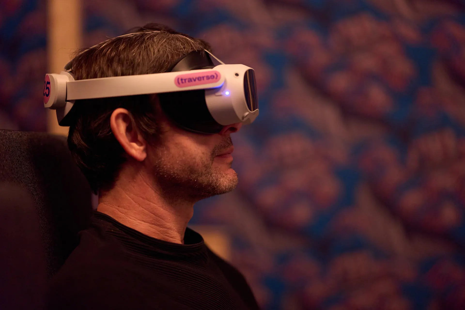 Spectateur équipé d'un casque de réalité virtuelle TRAVERSE