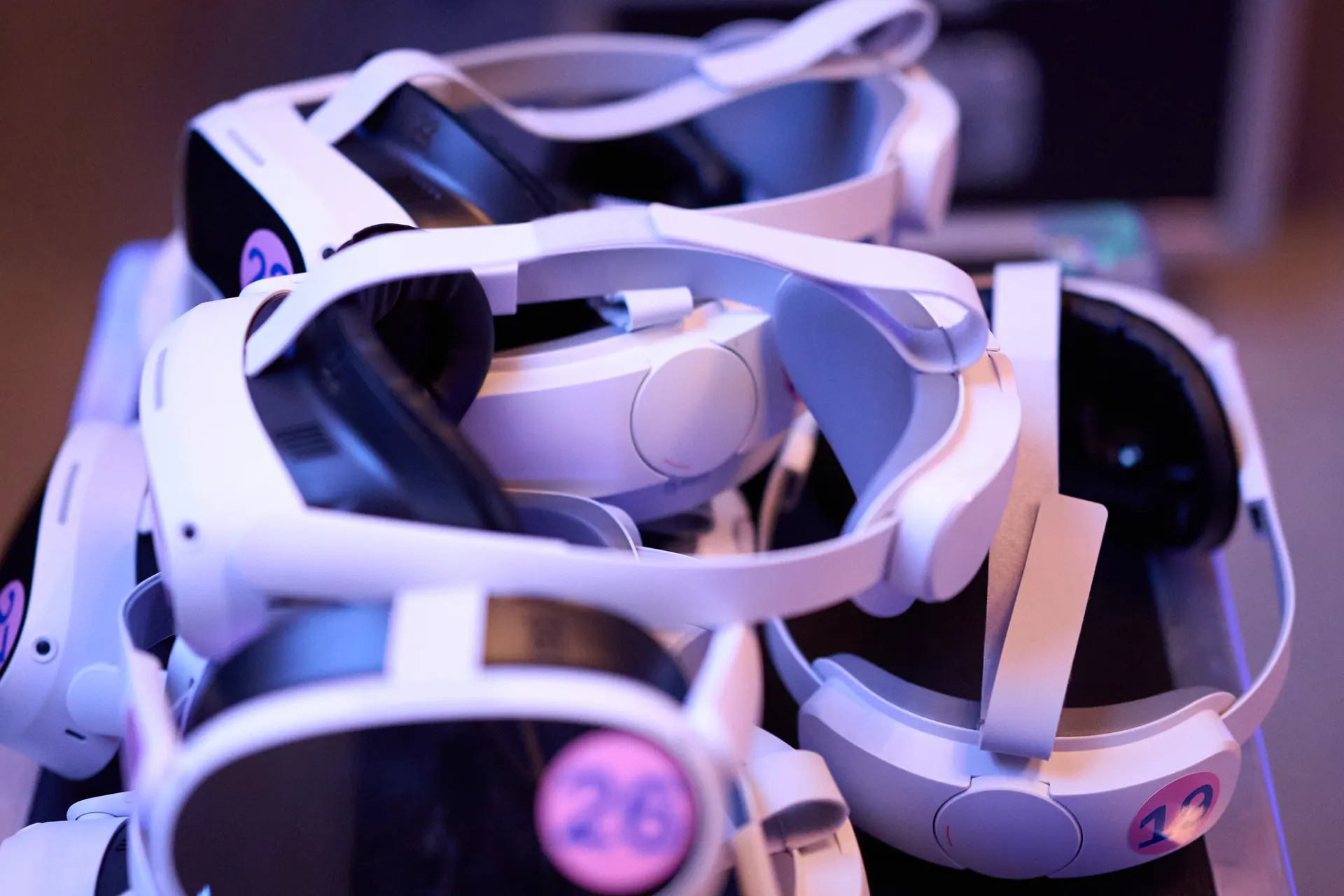 Casques de réalité virtuelle numérotés, prêts pour une séance