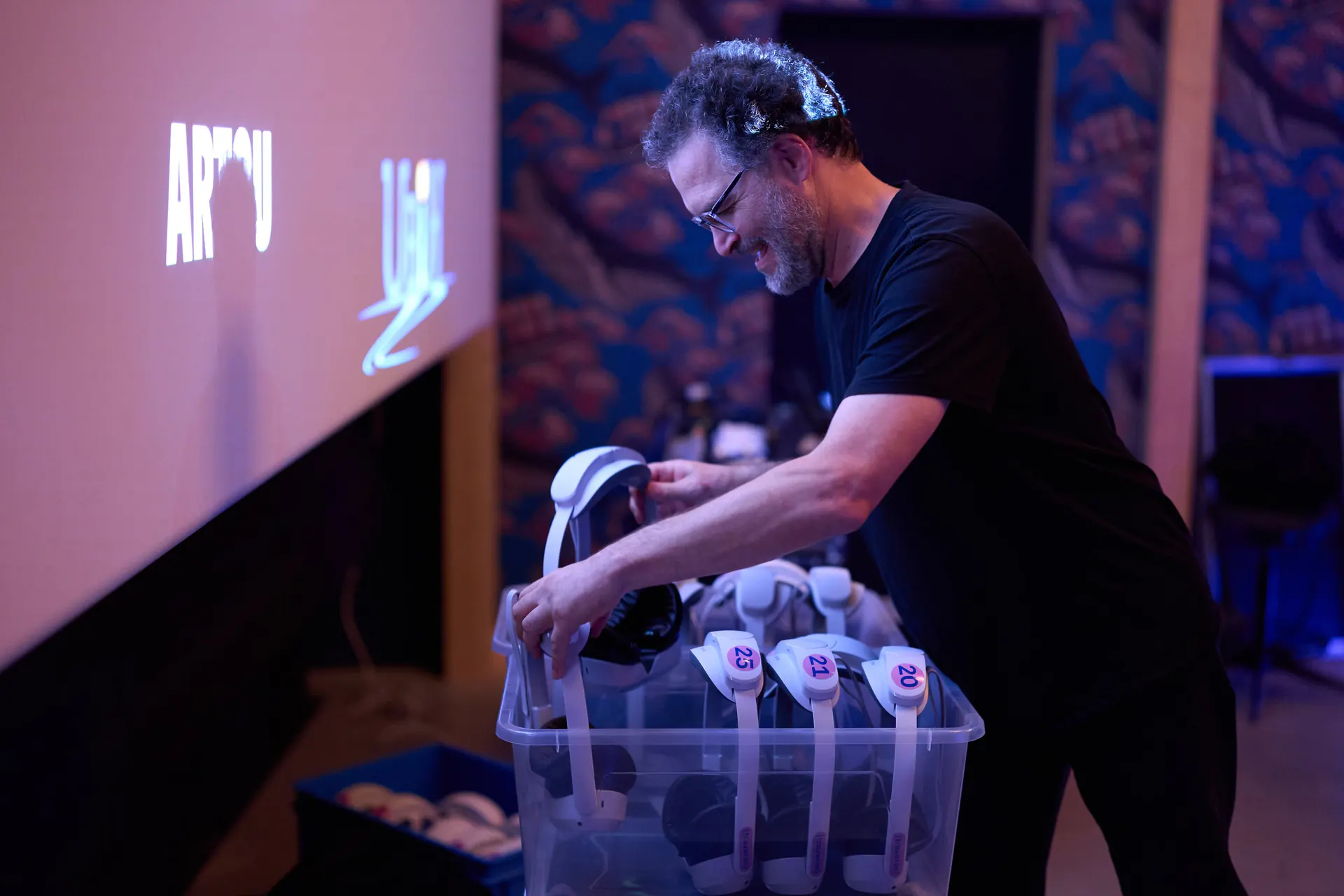 Préparation des casques de réalité virtuelle avant une séance dans un cinéma