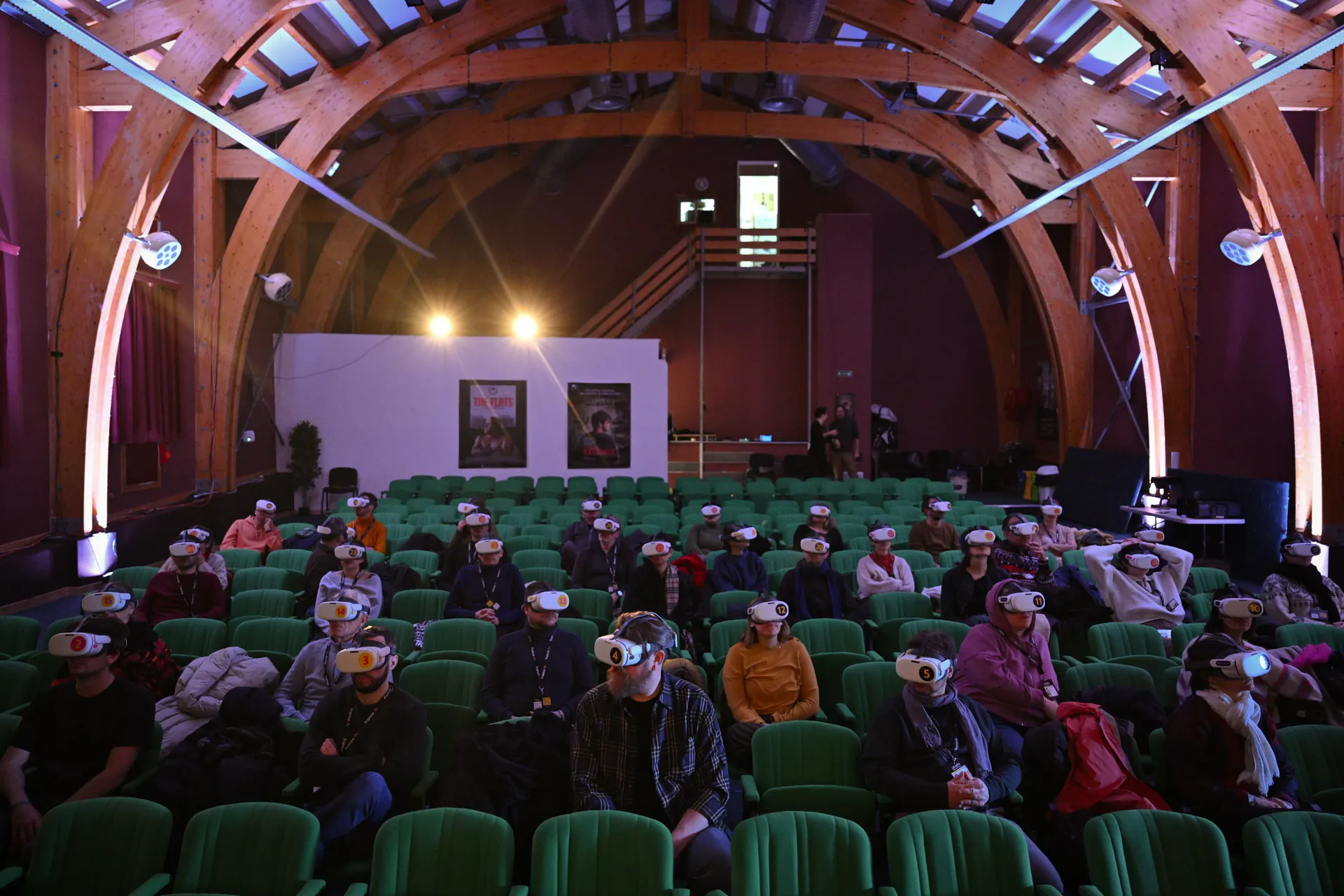 Vue d'ensemble d'une salle culturelle équipée pour une séance en réalité virtuelle